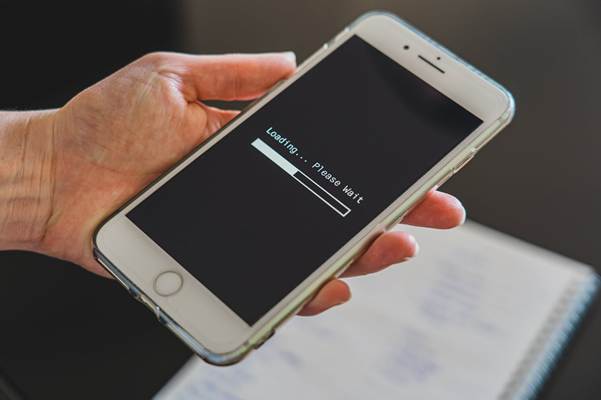 ilustrasi layar ponsel saat instal aplikasi